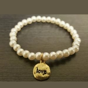 Beautiful faux pearl stretchy bracelet